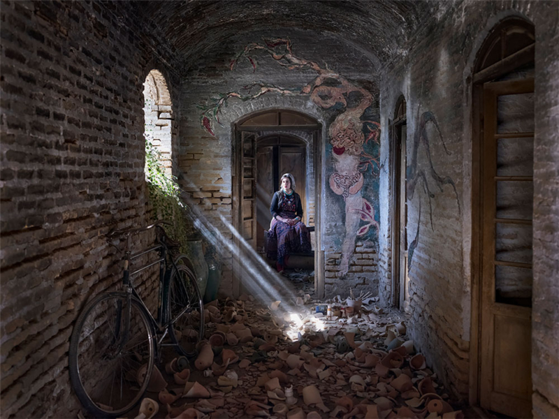 Scattered memories of a distorted future